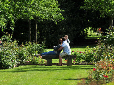 En famille dans les jardins du Château de Rambures, Somme